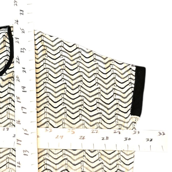 BCBGMaxAzria new tunic style top black and white short sleeve one size f… - Picture 6 of 7